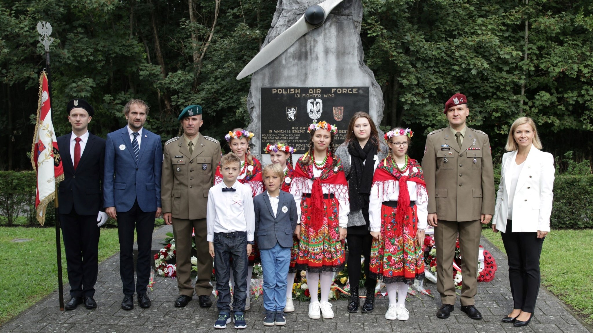 Read more about the article Wspólne złożenie hołdu polskim lotnikom