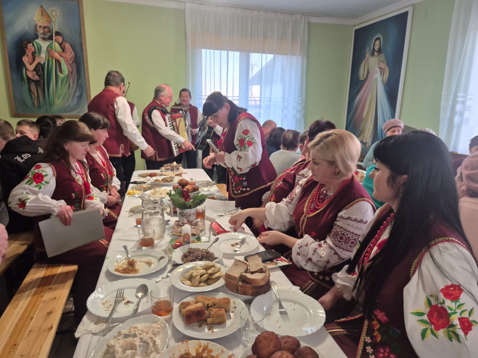 Read more about the article Świąteczne spotkanie w Łanowicach – „polskim gnieździe” na Kresach